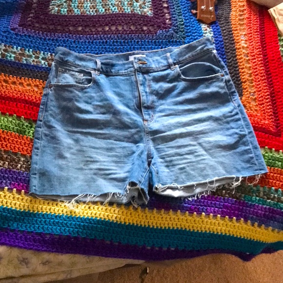 LOFT Deconstructed fresh cut hem, high rise boyfriend shorts - Picture 4 of 4